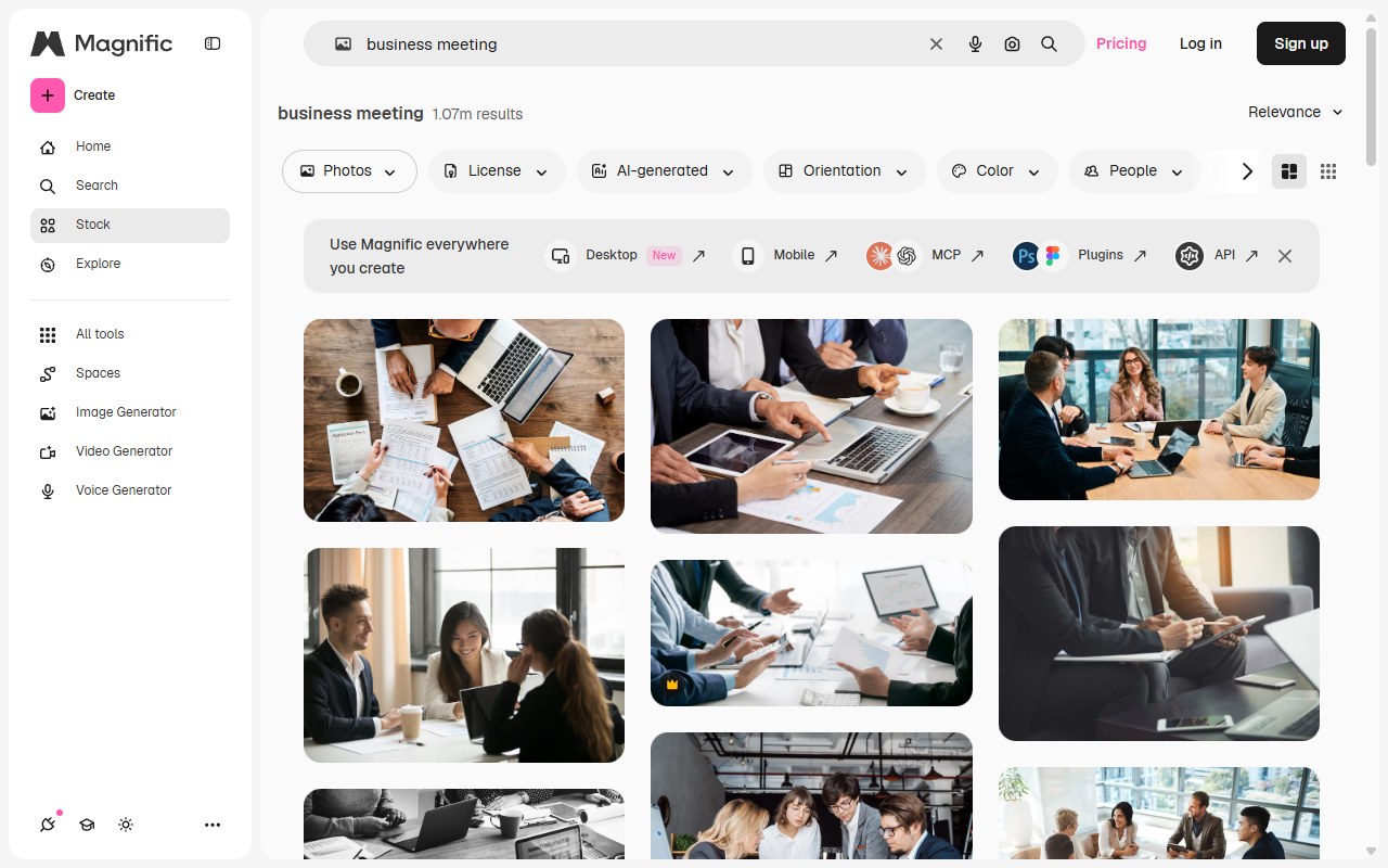 Magnific(旧Freepik)の検索結果画面。有料素材には王冠マークが付く