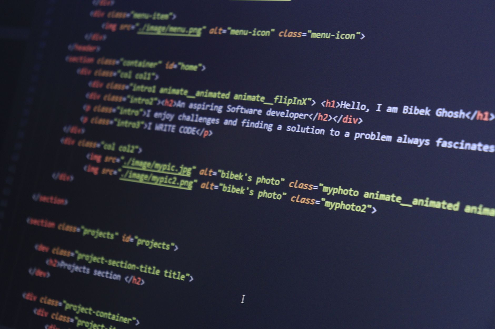 パソコンの画面に表示されたWebサイトのプログラムのコード
