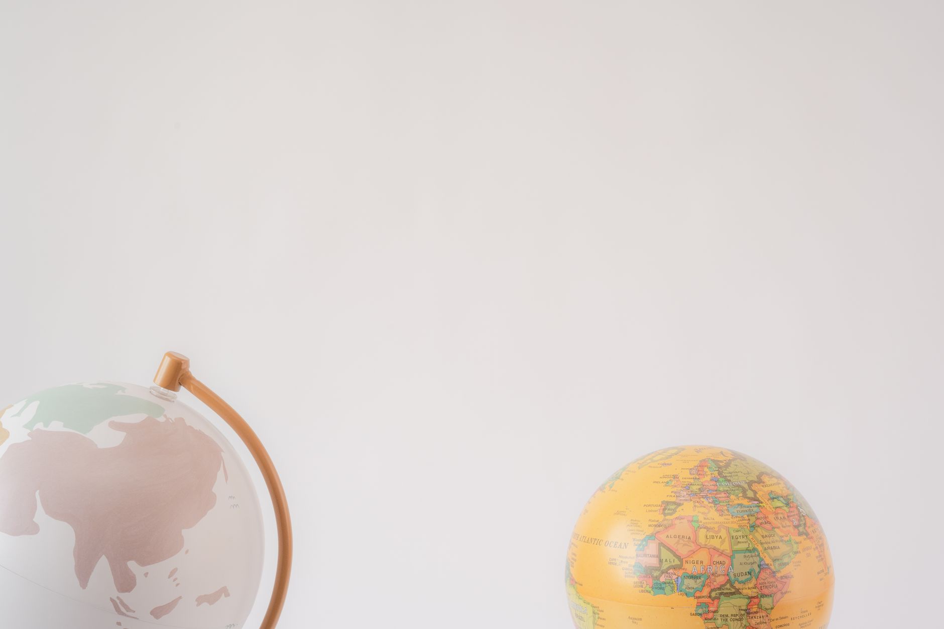 世界地図とネットワークのつながりを感じる風景