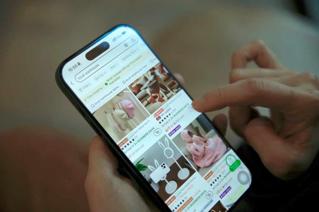 スマートフォンでネットショップを見ている人の手元