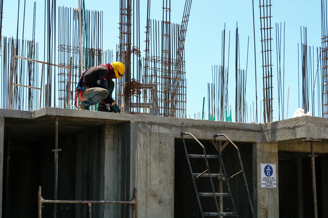建物の基礎工事の様子、コンクリートの土台