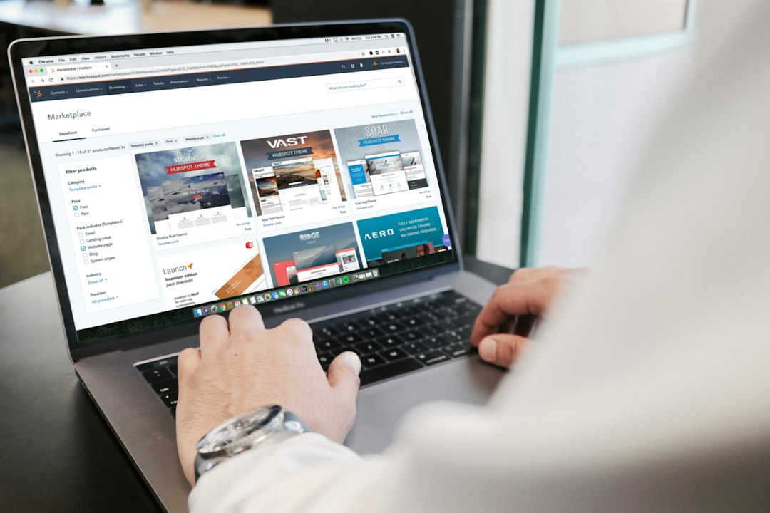 パソコンでWebサイトの問い合わせフォームに入力している手元