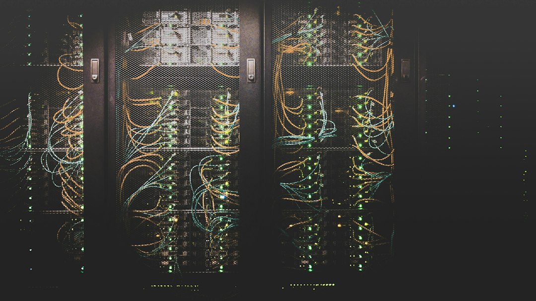 サーバールームで機器の状態を点検する技術者
