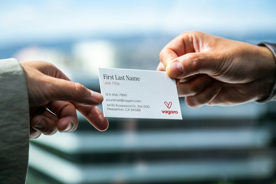 打ち合わせで名刺を渡す場面