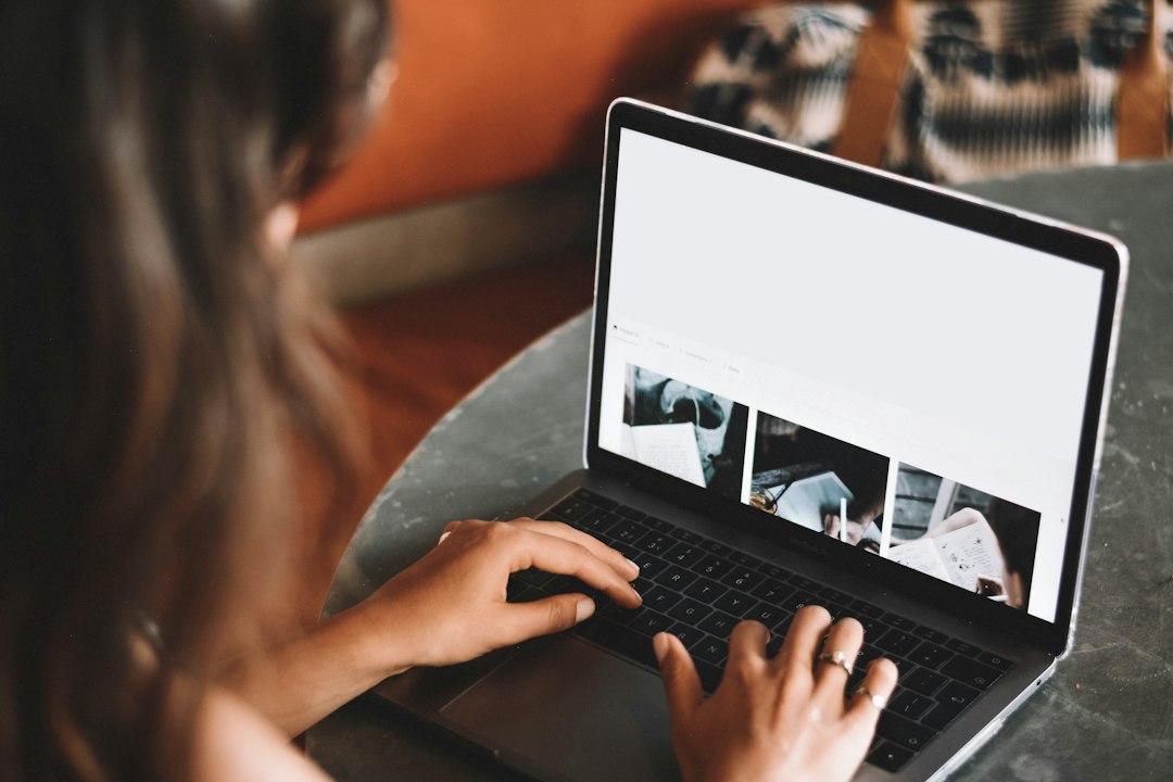 ノートパソコンでネットショップの管理画面を確認する店舗の担当者