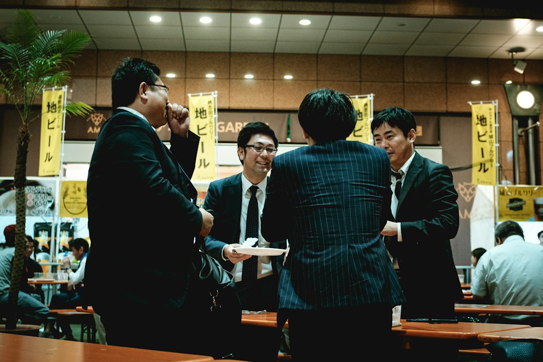会議室で提案資料を見ながら打ち合わせをする日本のビジネスチーム