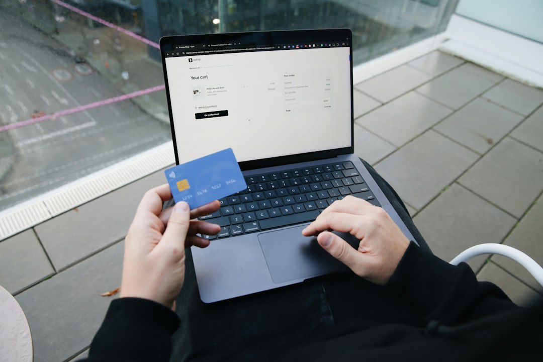 ネットショップでクレジットカードを使って買い物をする人