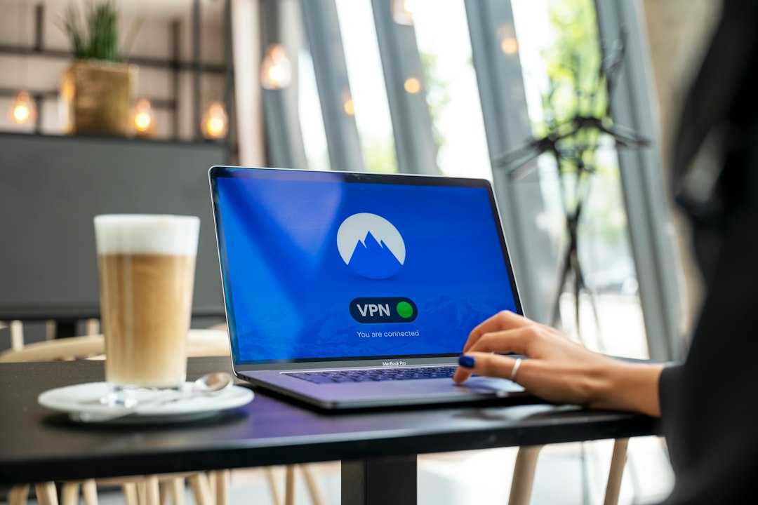 ノートパソコンの画面に表示されたVPN接続中の表示