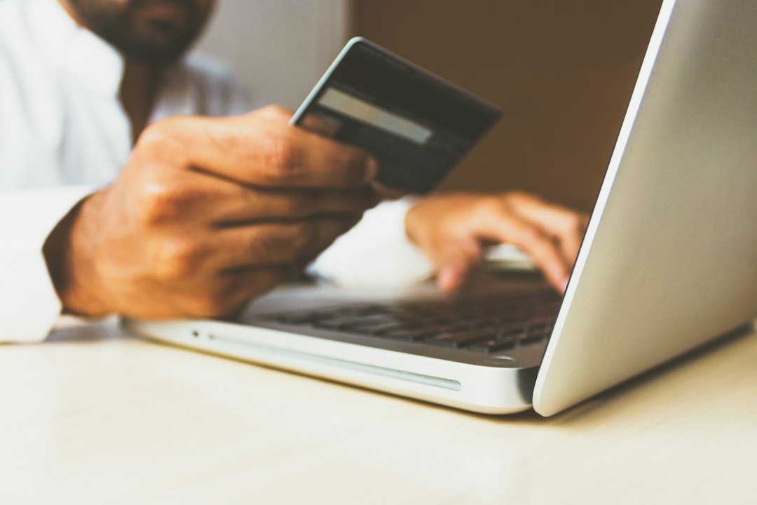ノートパソコンでネットショップを利用する手元