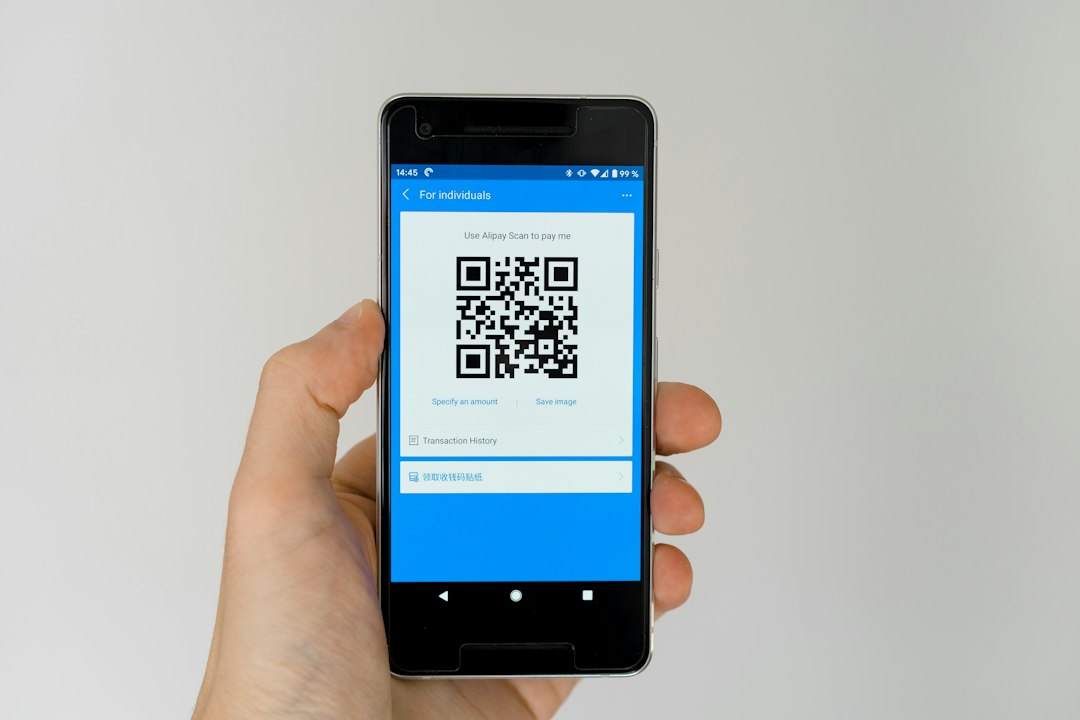 スマートフォンでQRコードを読み取る様子