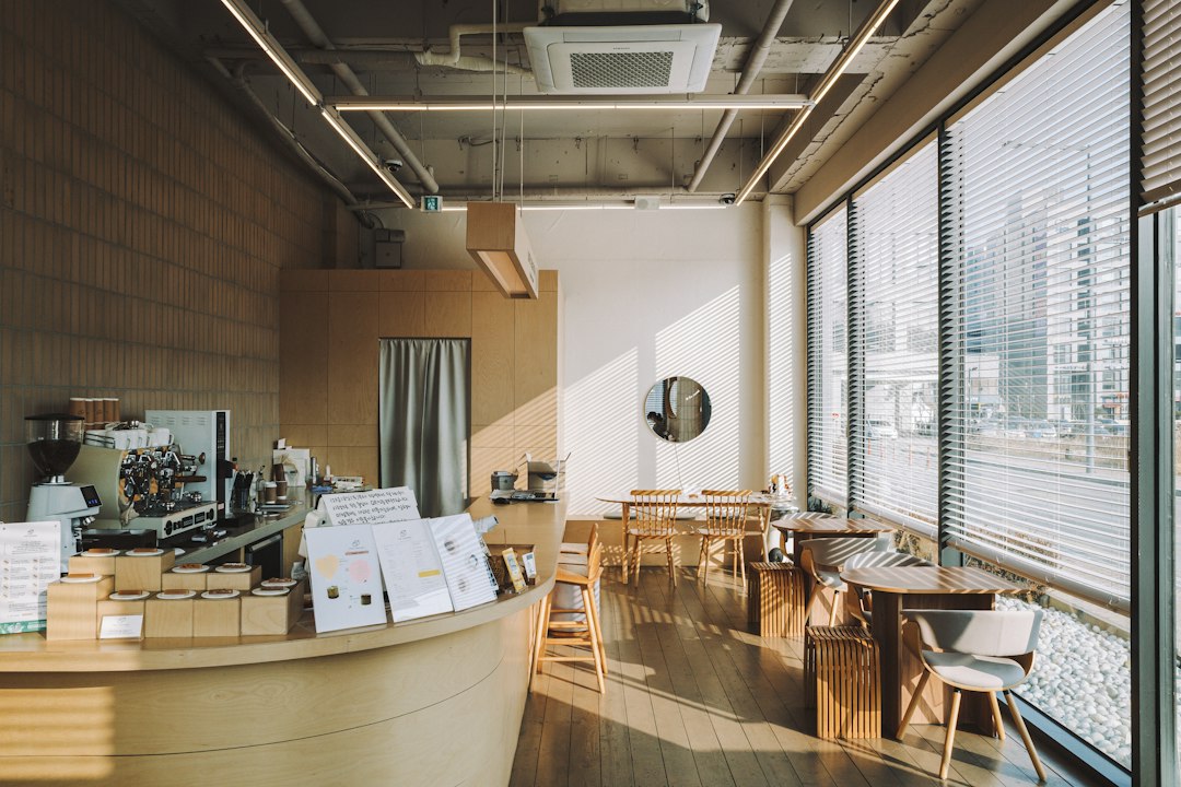 新しくオープンしたカフェのカウンターと店内