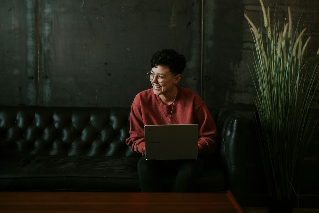 ノートパソコンでサーバー会社のお知らせを確認している様子