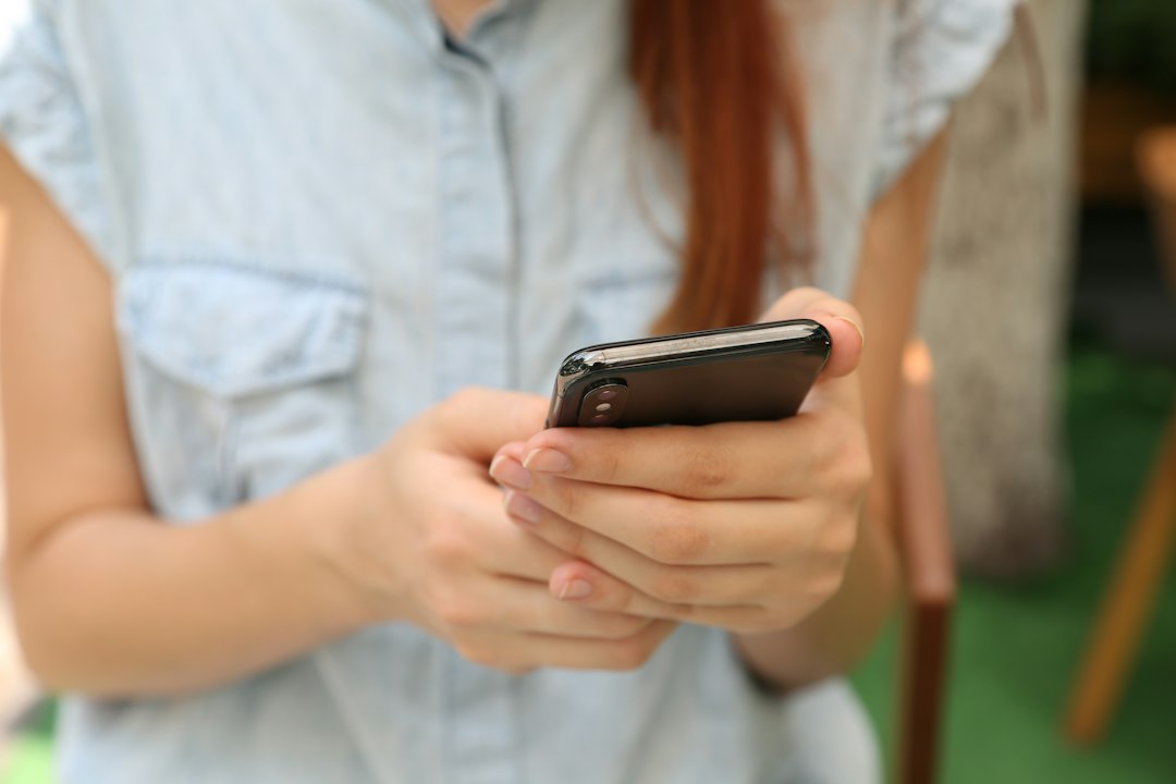スマートフォンでメールを確認する人