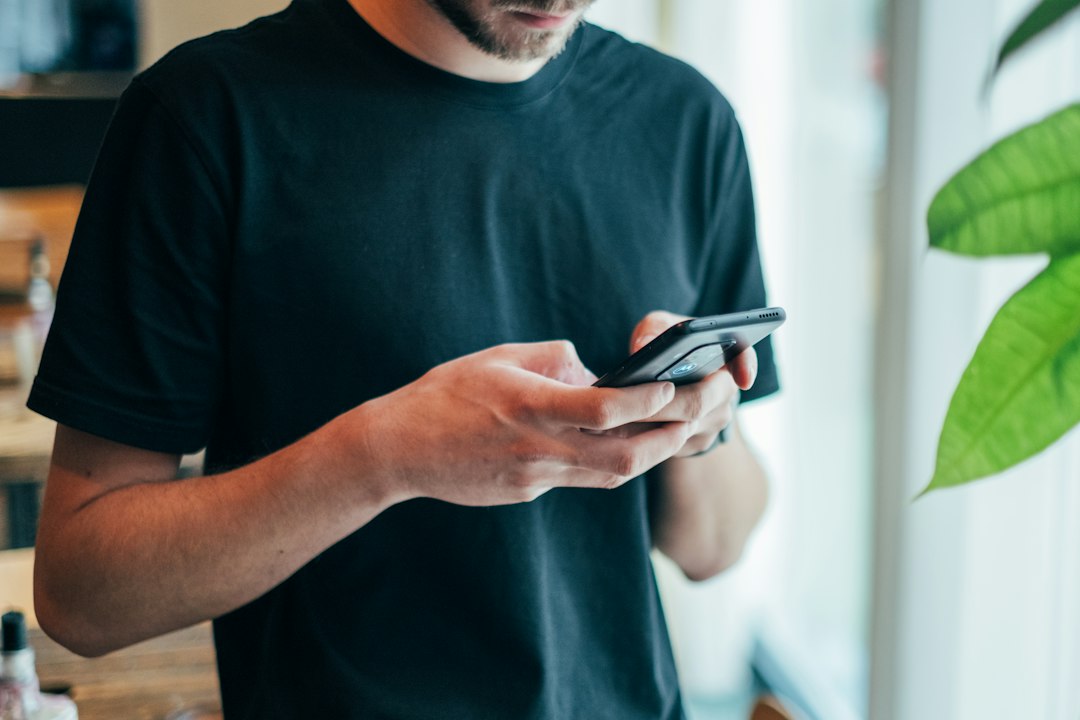 スマートフォンで不審なメールを確認する人