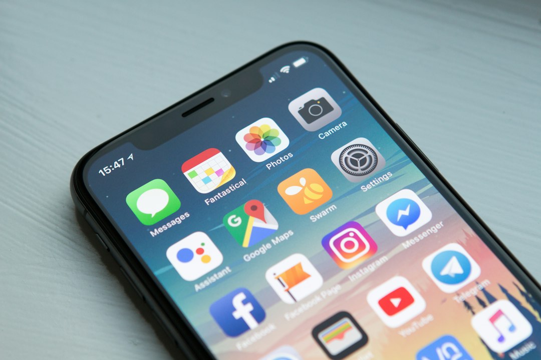 スマートフォンとパソコンでWebサイトの表示を確認している様子