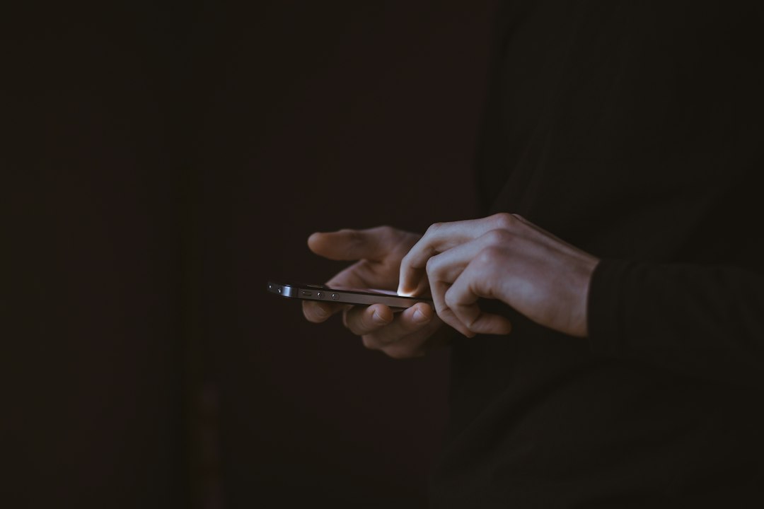 片手でスマートフォンを操作する様子