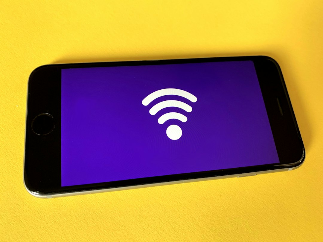 スマートフォンのWi-Fi設定画面を操作している手元