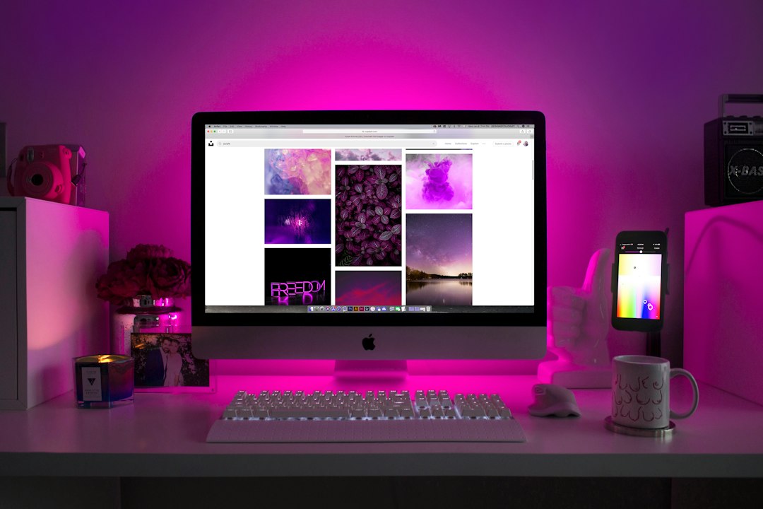 パソコンでWebサイトの設定画面を確認する作業風景