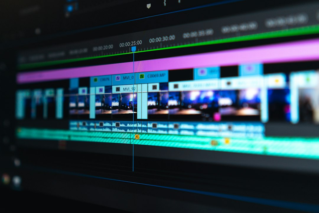 パソコンで動画の編集画面を操作している編集者の手元