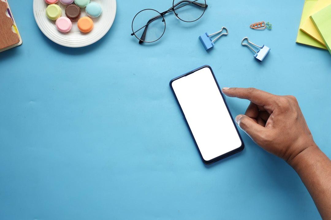 スマートフォンとパソコンに表示されたWeb広告バナーのレイアウト