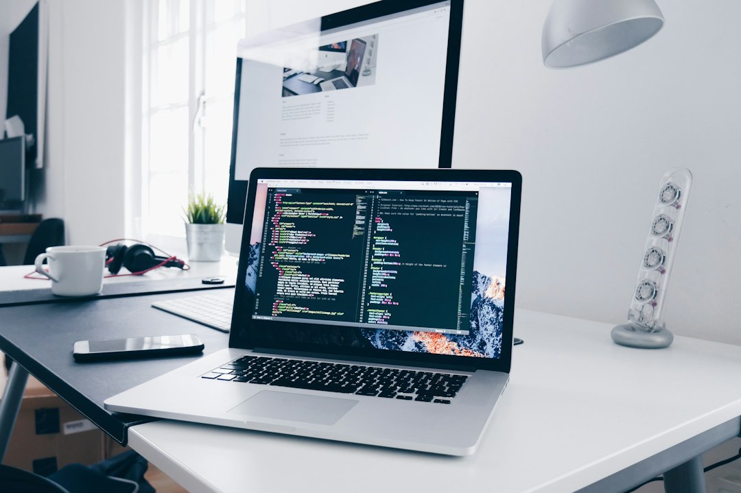 ノートパソコンでWebページにコードを貼り付けて編集している画面