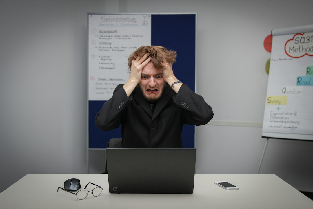パソコンの画面にサイトが表示されず困っている会社員